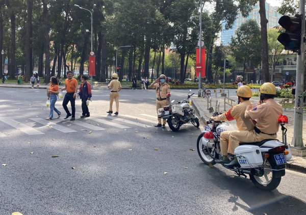Lực lượng Công an TP Hồ Chí Minh mướt mồ hôi dưới nắng nóng bảo vệ lễ 30/4 -1