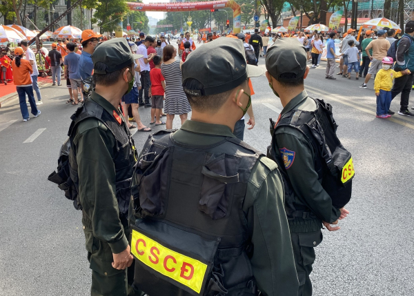 Lực lượng Công an TP Hồ Chí Minh mướt mồ hôi dưới nắng nóng bảo vệ lễ 30/4 -5