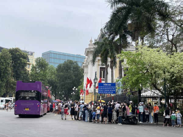 Hà Nội bổ sung thêm xe buýt 2 tầng phục vụ miễn phí người dân dịp nghỉ lễ -0