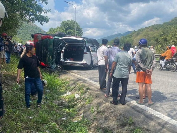Xe tải lật trên đèo Bảo Lộc đề trúng xe khách du lịch -0