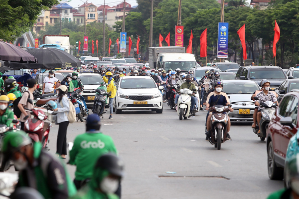 Người dân dính tắc đường ở cửa ngõ dù trở về Hà Nội sớm -2