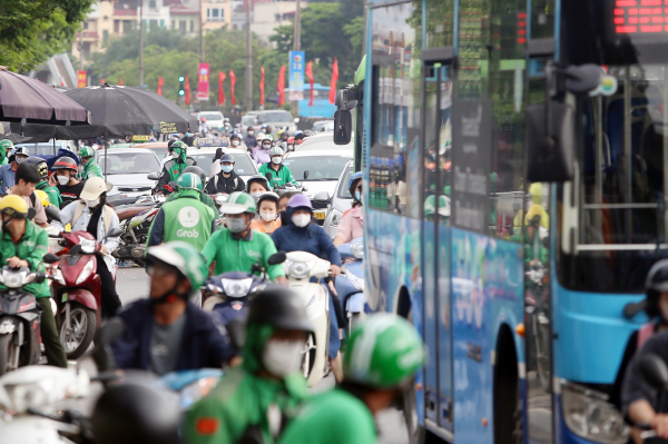 Người dân dính tắc đường ở cửa ngõ dù trở về Hà Nội sớm -3