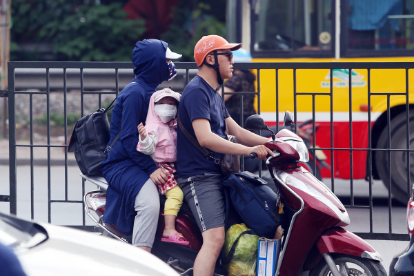 Người dân dính tắc đường ở cửa ngõ dù trở về Hà Nội sớm -4