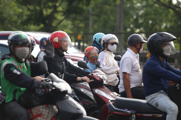Người dân dính tắc đường ở cửa ngõ dù trở về Hà Nội sớm -5