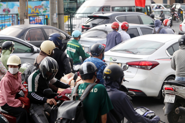 Người dân dính tắc đường ở cửa ngõ dù trở về Hà Nội sớm -6
