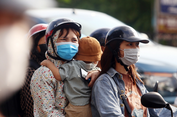 Người dân dính tắc đường ở cửa ngõ dù trở về Hà Nội sớm -7