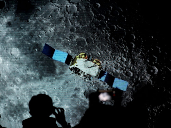 Cuộc đua quyền lực trên Mặt Trăng -0