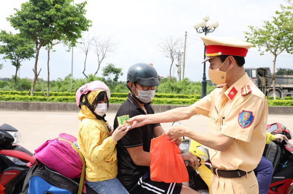 CSGT Hà Nam phát nước và bánh mì miễn phí cho người dân trên đường trở lại Thủ đô và các tỉnh sau kỳ nghỉ lễ -0