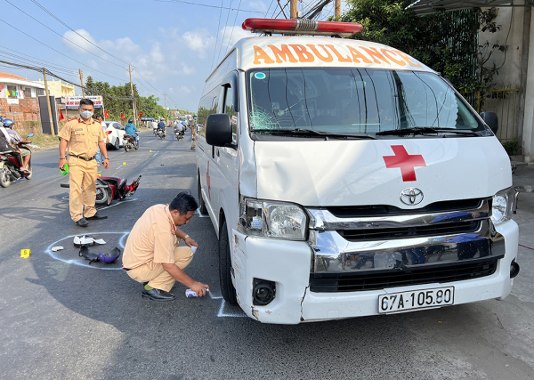 Xe chuyển bệnh từ thiện và xe mô tô tông nhau, khiến 1 người tử vong -0