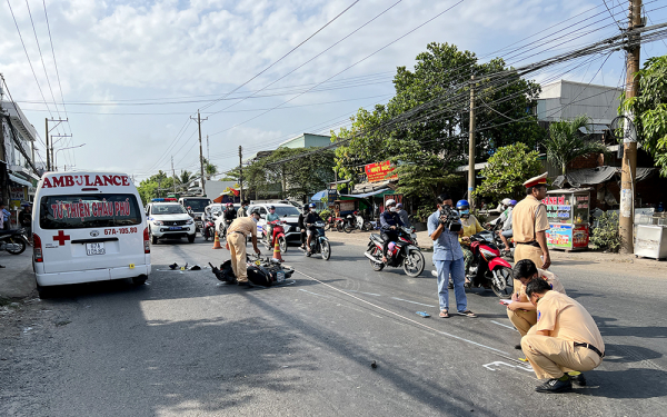 Xe chuyển bệnh từ thiện và xe mô tô tông nhau, khiến 1 người tử vong -1