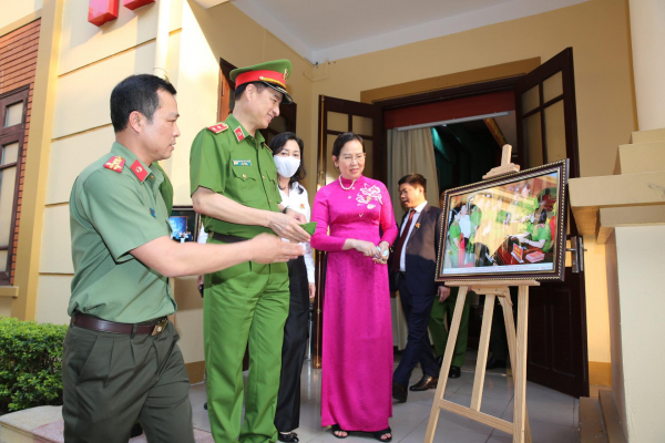 Trao “chìa khóa” để người dân mở cửa “ngôi nhà số” (kỳ 1) -0