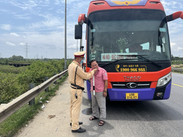 Cảnh sát giao thông “phơi mình” dưới nắng nóng bảo đảm trật tự an toàn giao thông -0