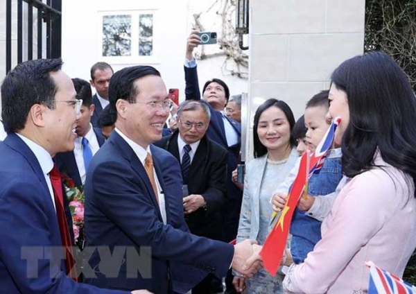 Chủ tịch nước thăm Đại sứ quán và cộng đồng người Việt tại Anh -0