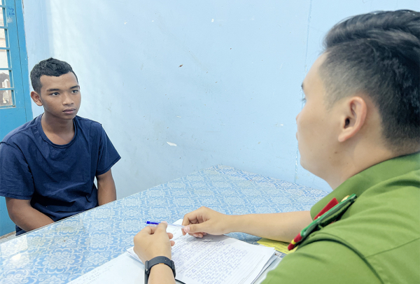 Thanh niên dùng dao phóng lợn đâm cha và chú ruột tử vong -0