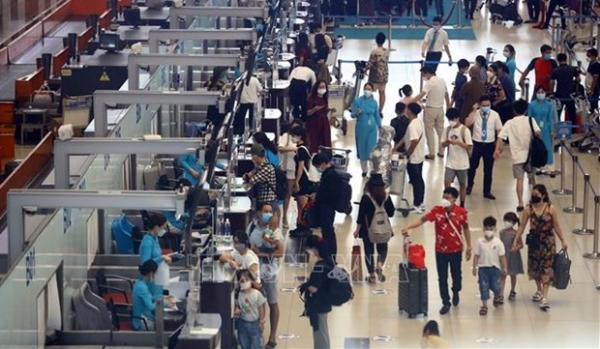 Vietnam’s airports serve about 1.29 million passengers in recent five-day holidays -0