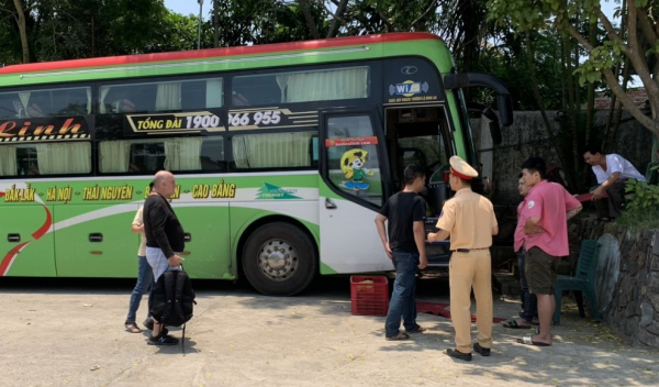 CSGT Đà Nẵng giúp du khách Mỹ bị mất giấy tờ khi đi du lịch -1