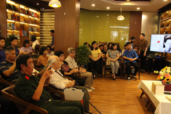 Giao lưu “Những trang viết từ chiến trường”: Hiểu quá khứ để trân trọng hơn cuộc sống hòa bình -0