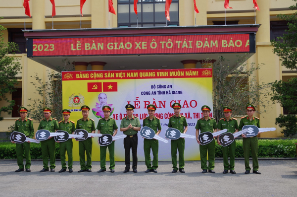 Hà Giang: Bàn giao xe ô tô tải chuyên dụng cho Công an địa phương -0