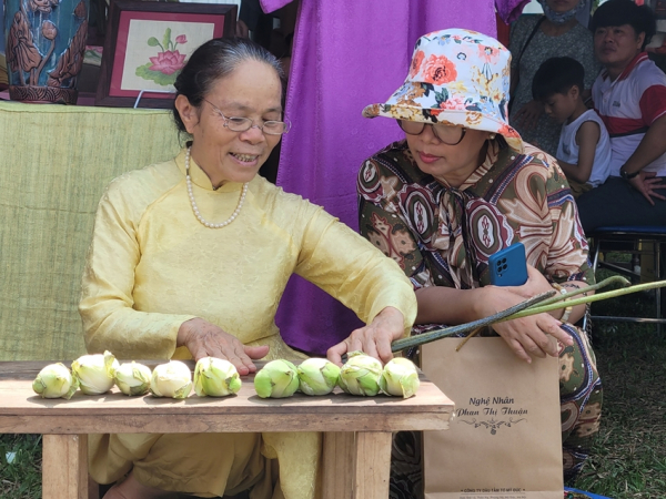 Nghệ nhân ưu tú Phan Thị Thuận: Dệt lụa từ tơ sen -0