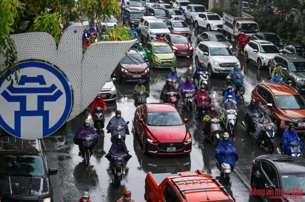 Hà Nội ùn tắc nghiêm trọng trong cơn mưa lớn ngày đầu tuần -0