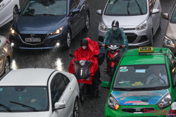 Hà Nội ùn tắc nghiêm trọng trong cơn mưa lớn ngày đầu tuần -6