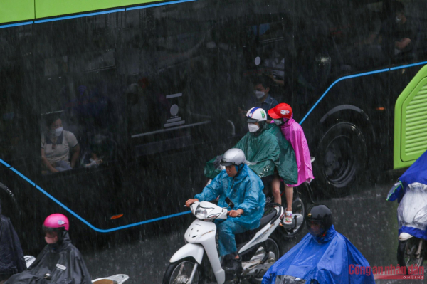 Hà Nội ùn tắc nghiêm trọng trong cơn mưa lớn ngày đầu tuần -7