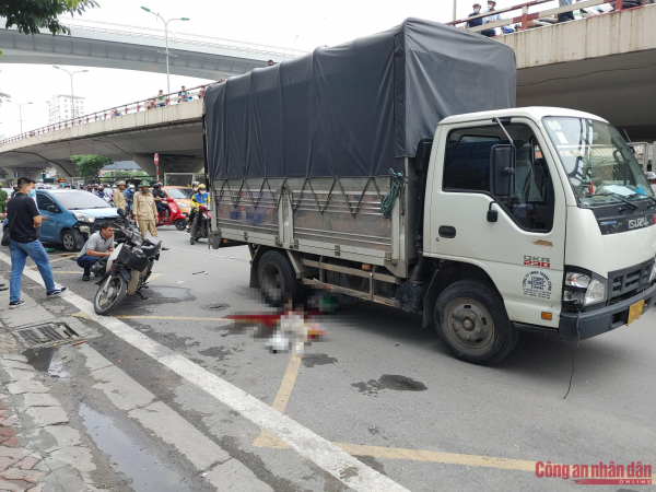Tai nạn liên hoàn giữa 3 ô tô, xe máy trên phố ở Hà Nội -0