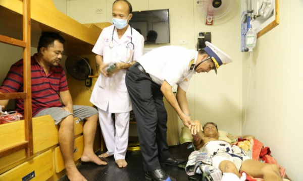 Khanh Hoa: Naval ship takes sick fishermen ashore for treatment -0