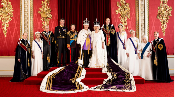 Bức ảnh chân dung đăng quang chính thức của Vua Charles III -0