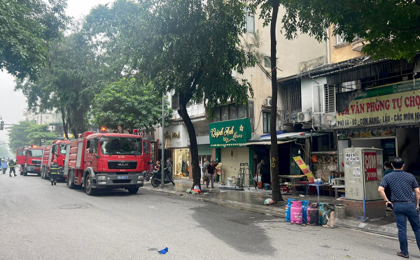 Kịp thời dập tắt vụ cháy quán cơm trên phố Nguyễn Thượng Hiền  -0