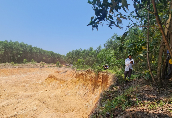 Lợi dụng nạo vét hồ thủy lợi để khai thác trái phép hàng chục nghìn m3 đất rừng -1