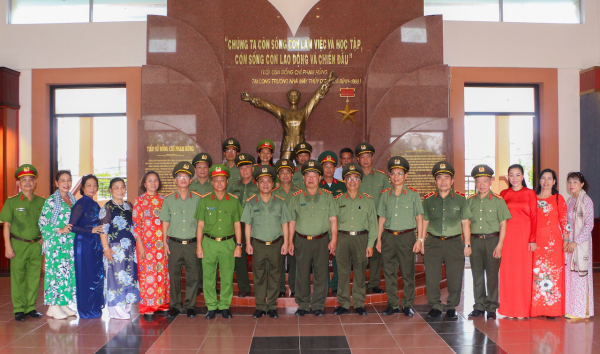Đoàn sĩ quan Công an hưu trí Văn phòng Bộ Công an về nguồn tại Vĩnh Long -1