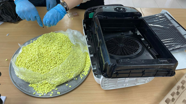 Phát hiện 7 kg nghi ma túy trong vỏ bọc máy lọc không khí từ Đức về Việt Nam -0