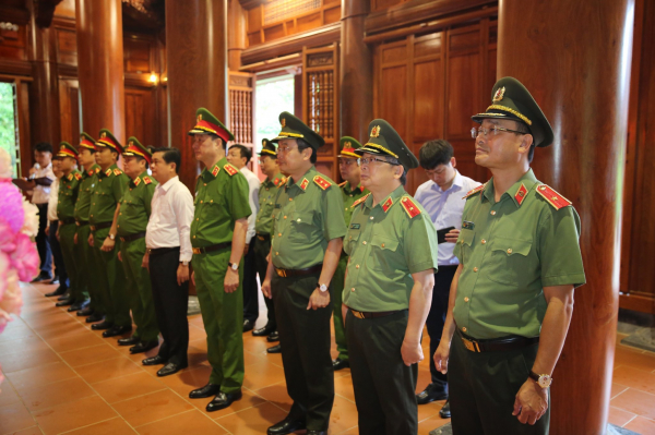 Đoàn công tác Bộ Công an: Dâng hương, dâng hoa tưởng niệm Chủ tịch Hồ Chí Minh -0