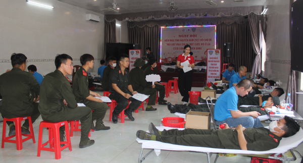 Hơn 200 CBCS Trung đoàn CSCĐ Đông Nam bộ hiến máu tình nguyện -0