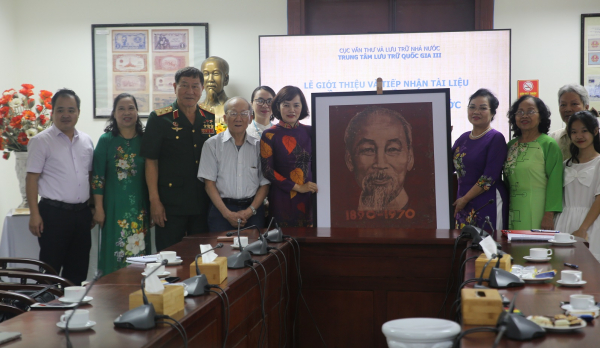 Giới thiệu và tiếp nhận tài liệu về Chủ tịch Hồ Chí Minh của họa sĩ Bùi Trang Chước -0