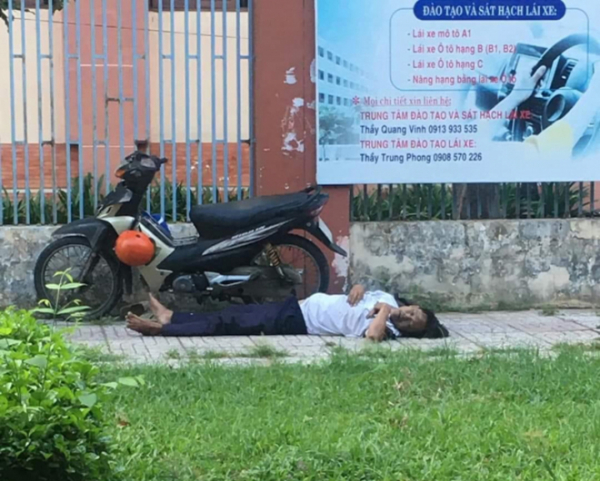 Người đàn ông tử vong bên cạnh xe máy -0