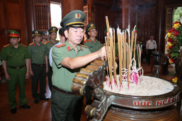 Thượng tướng Trần Quốc Tỏ dâng hương, dâng hoa tại Khuu di tích Kim Liên -0