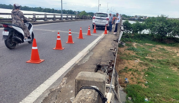 Nứt gãy nghiêm trọng lan can cầu Câu Lâu cũ bắc qua sông Thu Bồn -0