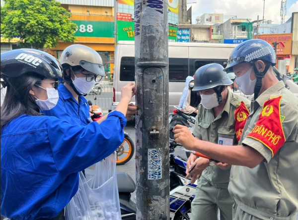 200 Công an và cán bộ công chức cùng người dân xóa quảng cáo bôi bẩn đường phố -0