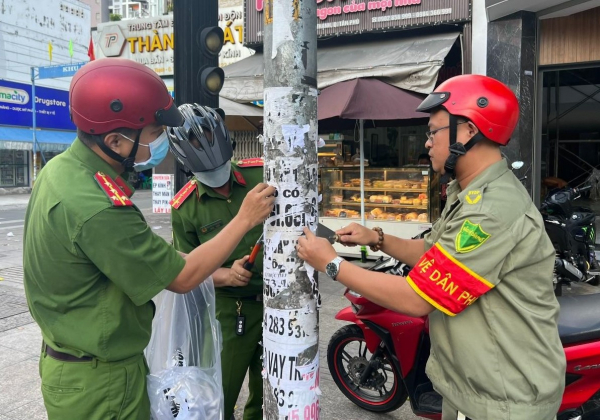 200 Công an và cán bộ công chức cùng người dân xóa quảng cáo bôi bẩn đường phố -1