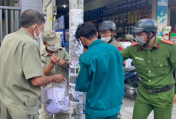 200 Công an và cán bộ công chức cùng người dân xóa quảng cáo bôi bẩn đường phố -2