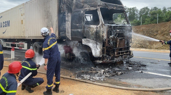 Xe container bốc cháy dữ dội trên cao tốc Cam Lộ -  La Sơn -0