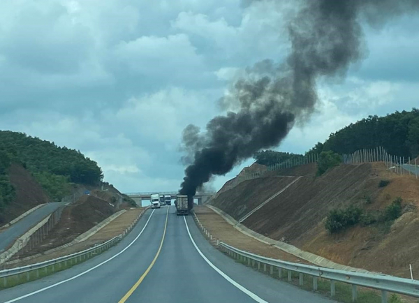 Xe container bốc cháy dữ dội trên cao tốc Cam Lộ -  La Sơn -0
