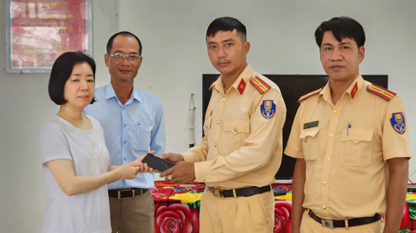 Du khách Hàn Quốc được CSGT Đà Nẵng trao trả tài sản bị bỏ quên trong chuyến du lịch  -0