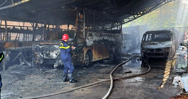 Cháy bãi giữ xe, 8 ô tô bị cháy và nhà dân bị hư hỏng nặng -0