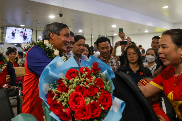 Người hâm mộ ra sân bay đón tuyển nữ Việt Nam sau chiến tích lịch sử -0