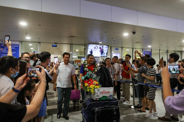 Người hâm mộ ra sân bay đón tuyển nữ Việt Nam sau chiến tích lịch sử -0