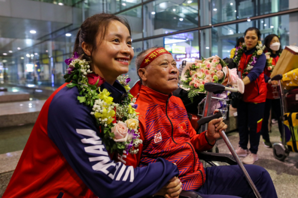 Vietnam women's football team welcomed home as heroes -3