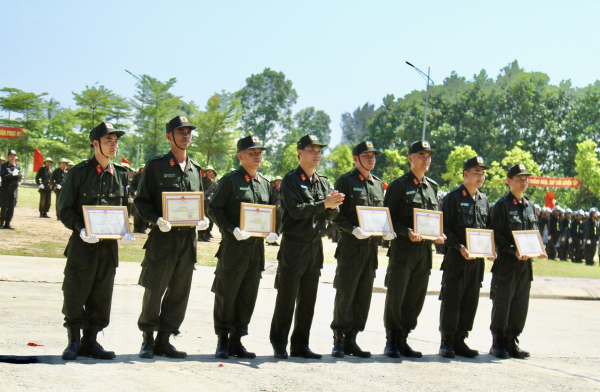 Bế giảng khóa huấn luyện chiến sĩ mới thực hiện nghĩa vụ CAND năm 2023 -0